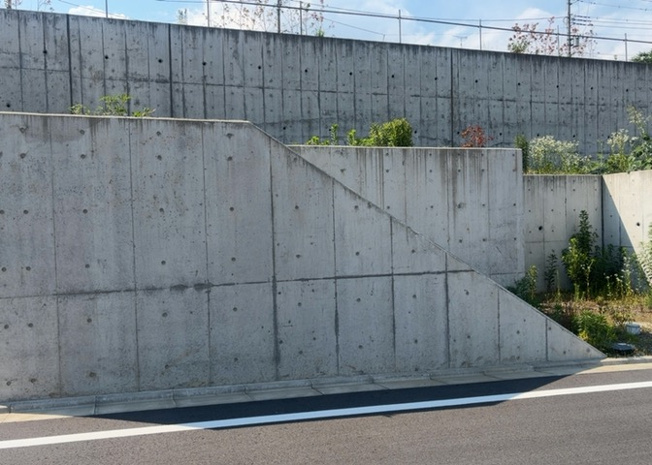 【外観】 | 家を建てる前提で土地を探している場合、地盤の丈夫さは譲れない条件の一つです。地盤が脆弱だと追加工事が必要となります。また、過去に地盤沈下や液状化現象を起こした土地は、できるだけ避けた方がいいでしょう。