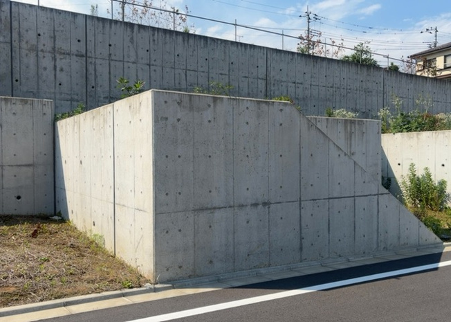 【外観】 | 人が暮らすうえで日光は大切な要素となります。日当たりの良さは譲れないポイントですね。併せて近くに大きな建築物の建築予定がないか、あるいはそれが可能な土地が近くにないか事前に確認することもお勧めします。