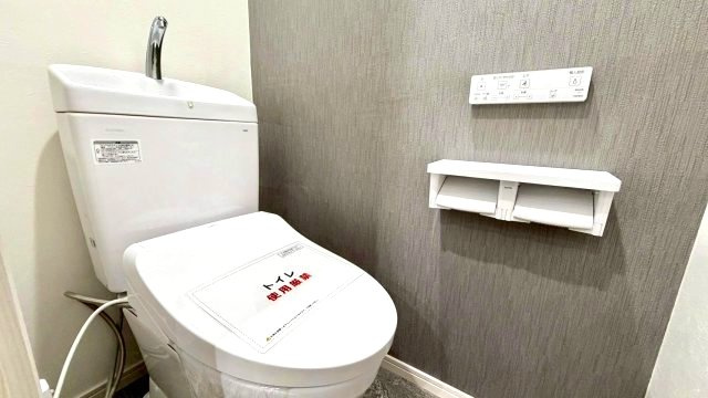 朝日プラザ八広のトイレ|アクセントクロスが彩る、落ち着きある快適なトイレ空間。