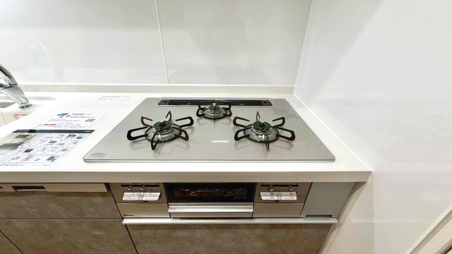 朝日プラザ八広のキッチン|3口コンロ搭載。複数の料理を同時に進められ、毎日の家事を効率化します。