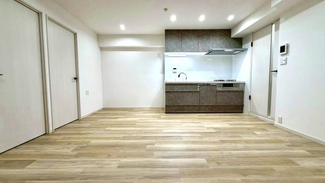 朝日プラザ八広の居間・リビング|家具レイアウトの自由度が高く、自分らしい暮らしを楽しめるLDKです。