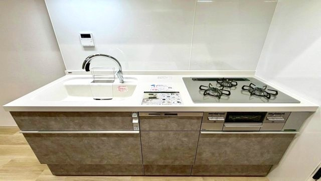 朝日プラザ八広のキッチン|洗い物の手間を軽減し、ご家族との時間を増やせる便利な食洗機付きです。