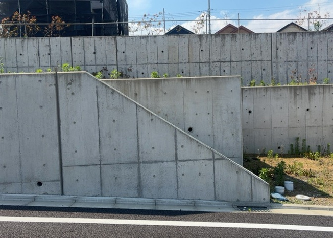 【外観】 | 土地購入を検討されている場合、境界杭がない状態で購入してしまうと境界確定測量をする必要があり、費用がかかります。購入の前に、売主、隣土地所有者立ち合いのもと境界を確定し境界杭を設置するのがベストです。