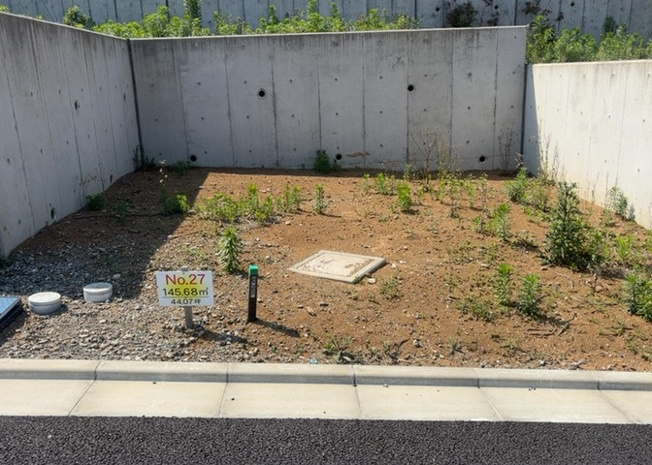【外観】 | 隣家の土地はどうなっているのか、生活利便施設が近くにあるのか、学校まで近いかなど、お客様のライフスタイルにあわせたイメージが重要です。また、近くにあると困る施設が近くにないかも確認するといいでしょう。