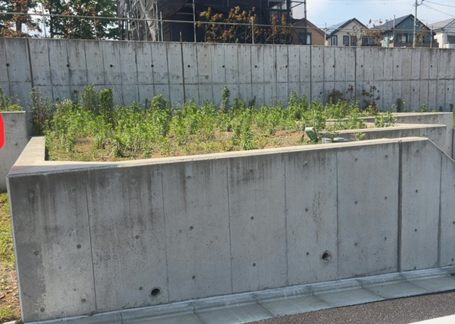 【外観】 | 家を建てる前提で土地を探している場合、地盤の丈夫さは譲れない条件の一つです。地盤が脆弱だと追加工事が必要となります。また、過去に地盤沈下や液状化現象を起こした土地は、できるだけ避けた方がいいでしょう。