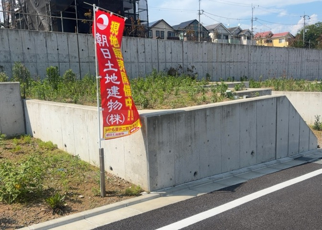 【外観】 | 人が暮らすうえで日光は大切な要素となります。日当たりの良さは譲れないポイントですね。併せて近くに大きな建築物の建築予定がないか、あるいはそれが可能な土地が近くにないか事前に確認することもお勧めします。