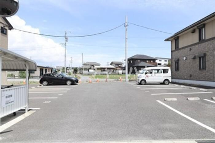 クレセントⅡの駐車場