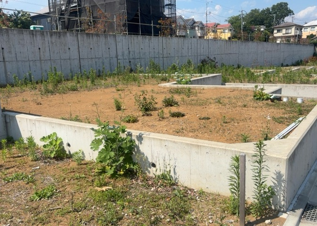 【外観】 | 土地の形が極端に長細かったり、狭小地、あるいは道路との高低差がある傾斜地だった場合、後々売ろうとしても買い手がつかない場合もあります。後々、売却することになった時に価値の下がらない土地を選びましょう。