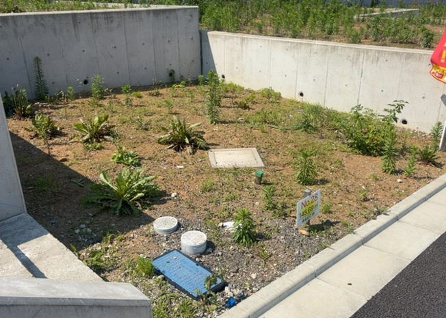 【外観】 | 土地を買う際、住む地域の自治体や福祉の補助制度にも注目してみましょう。子供や老人の医療補助やゴミ出しのルールなど、自治体によってルールに大きな違いがあるため、暮らしやすい土地で判断するとよいでしょう。