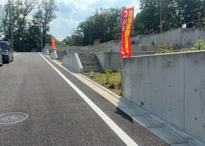 【外観】 | 現地に行くなら、物件の周囲の地形がどうなっているかを見ることも大切です。周辺より低くなっている土地では、大雨などで水が集まりやすいため、地盤が弱くなっているということも考えられるため、注意が必要です。