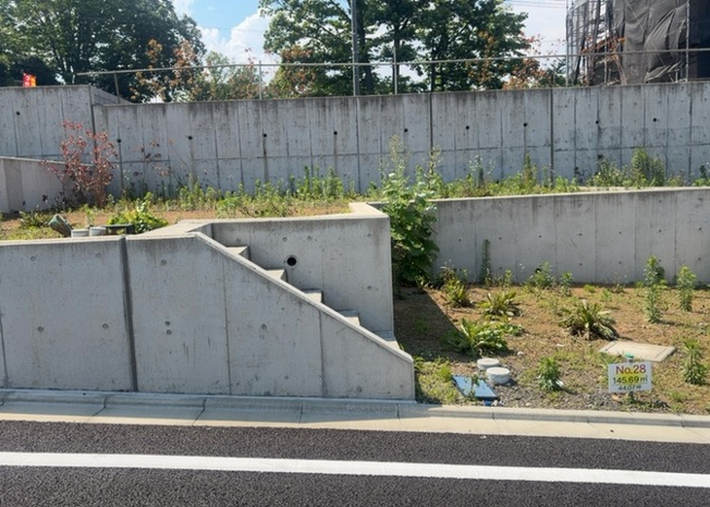 【外観】 | 土地購入を検討されている場合、境界杭がない状態で購入してしまうと境界確定測量をする必要があり、費用がかかります。購入の前に、売主、隣土地所有者立ち合いのもと境界を確定し境界杭を設置するのがベストです。