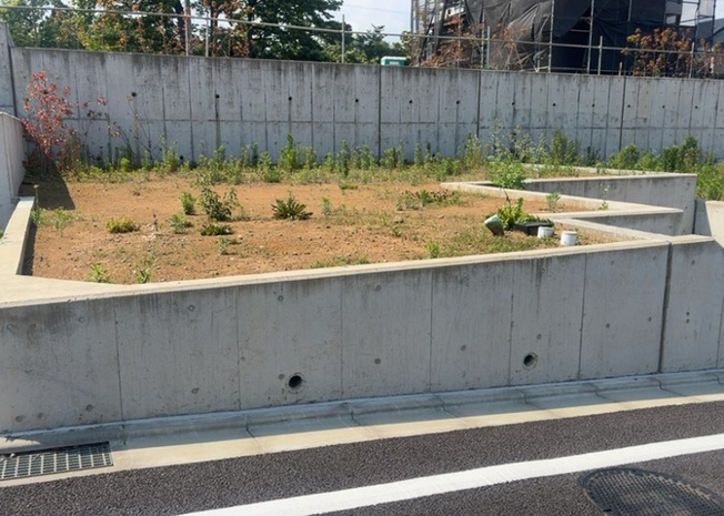 【外観】 | 家を建てる前提で土地を探している場合、地盤の丈夫さは譲れない条件の一つです。地盤が脆弱だと追加工事が必要となります。また、過去に地盤沈下や液状化現象を起こした土地は、できるだけ避けた方がいいでしょう。