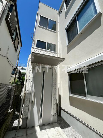 【外観】 | 西中延２丁目貸戸建 | 玄関には庇のあるポーチ♪