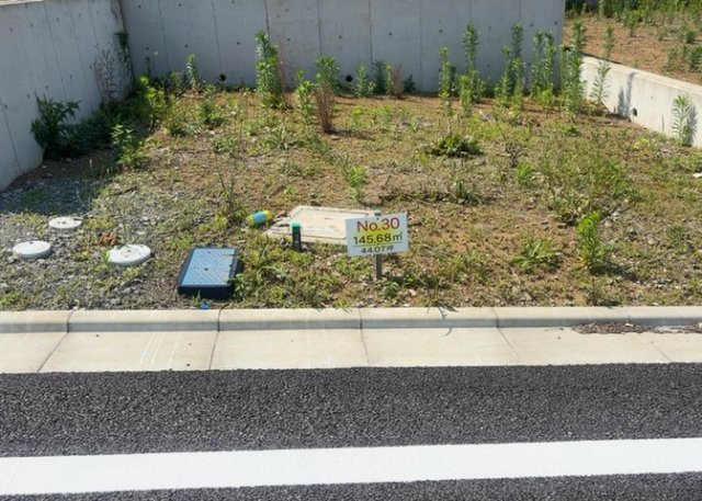 【外観】 | 土地購入を検討されている場合、境界杭がない状態で購入してしまうと境界確定測量をする必要があり、費用がかかります。購入の前に、売主、隣土地所有者立ち合いのもと境界を確定し境界杭を設置するのがベストです。