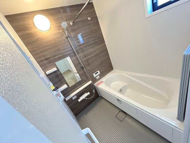 【浴室】 | 福岡市南区屋形原1丁目2期　1号棟（全2棟）【仲介手数料無料・0円】 | 現地写真。浴室です。