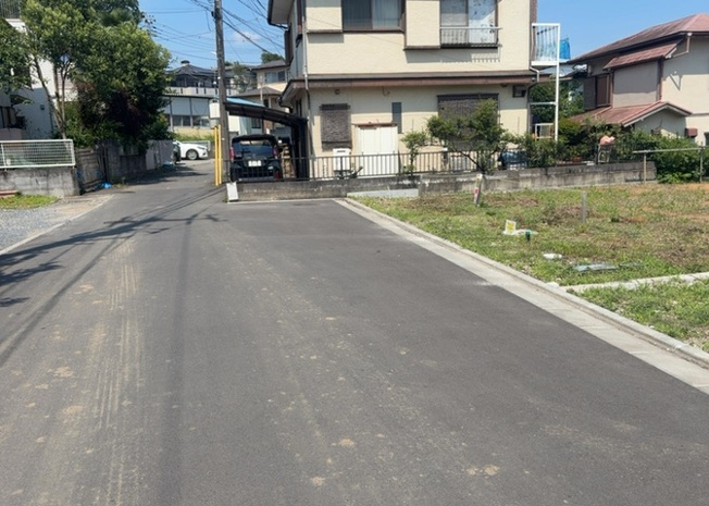 【外観】 | 土地の形が極端に長細かったり、狭小地、あるいは道路との高低差がある傾斜地だった場合、後々売ろうとしても買い手がつかない場合もあります。後々、売却することになった時に価値の下がらない土地を選びましょう。