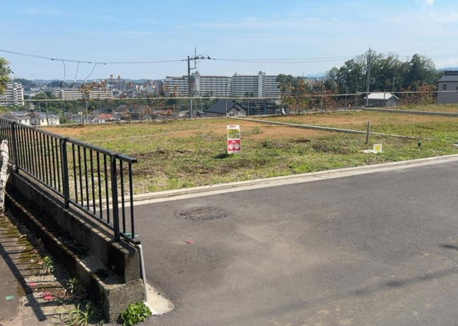 【外観】 | 現地に行くなら、物件の周囲の地形がどうなっているかを見ることも大切です。周辺より低くなっている土地では、大雨などで水が集まりやすいため、地盤が弱くなっているということも考えられるため、注意が必要です。