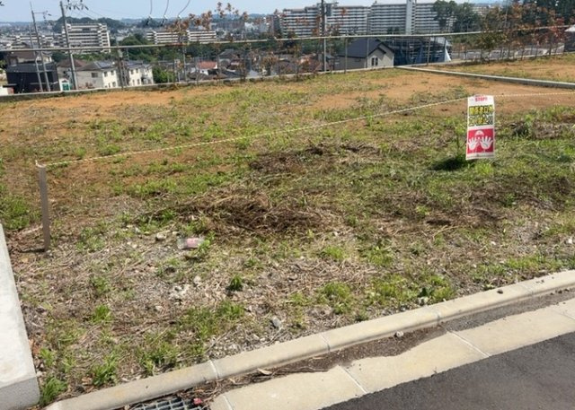 【外観】 | 隣家の土地はどうなっているのか、生活利便施設が近くにあるのか、学校まで近いかなど、お客様のライフスタイルにあわせたイメージが重要です。また、近くにあると困る施設が近くにないかも確認するといいでしょう。