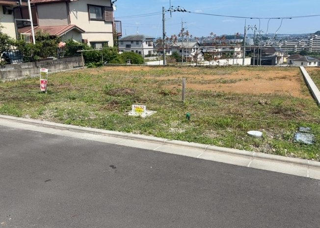 【外観】 | 人が暮らすうえで日光は大切な要素となります。日当たりの良さは譲れないポイントですね。併せて近くに大きな建築物の建築予定がないか、あるいはそれが可能な土地が近くにないか事前に確認することもお勧めします。