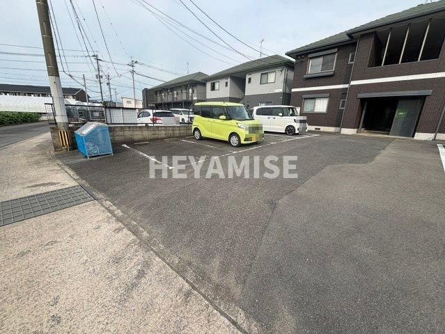 バリュージュ古賀島A棟の駐車場