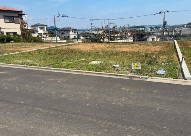 【外観】 | 土地の形が極端に長細かったり、狭小地、あるいは道路との高低差がある傾斜地だった場合、後々売ろうとしても買い手がつかない場合もあります。後々、売却することになった時に価値の下がらない土地を選びましょう。