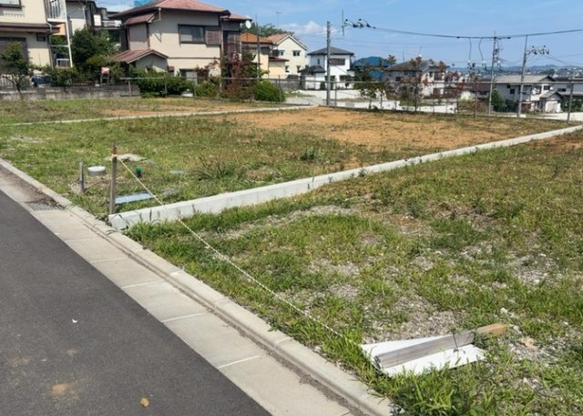【外観】 | 家を建てる場合、方位は要チェックです。現実的に日当たりのよい家ならばリビングは南側、建築基準法でも北側に当たる家への配慮は求められています。土地を見学に行く際は、方位磁針を持って行くようにしましょう。
