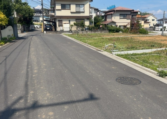 【外観】 | 土地を買う際、住む地域の自治体や福祉の補助制度にも注目してみましょう。子供や老人の医療補助やゴミ出しのルールなど、自治体によってルールに大きな違いがあるため、暮らしやすい土地で判断するとよいでしょう。