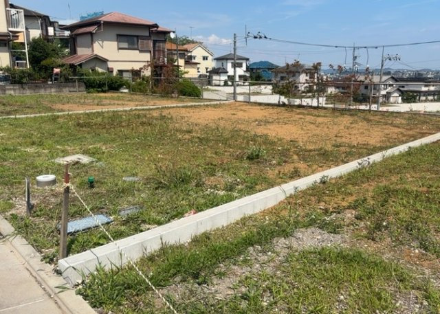 【外観】 | 土地の前の道路に消火栓が設置されていることがあります。この場合、道路交通法第45条第1項により、駐車禁止の場所が指定されています。そのため、車庫などの駐車スペースをつくることができない場合があります。