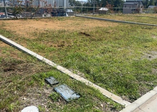 【外観】 | 土地購入を検討されている場合、境界杭がない状態で購入してしまうと境界確定測量をする必要があり、費用がかかります。購入の前に、売主、隣土地所有者立ち合いのもと境界を確定し境界杭を設置するのがベストです。
