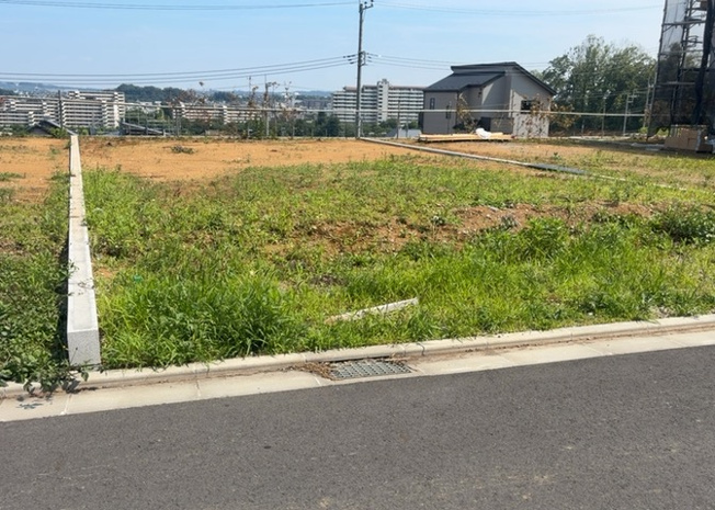 【外観】 | 土地の形が極端に長細かったり、狭小地、あるいは道路との高低差がある傾斜地だった場合、後々売ろうとしても買い手がつかない場合もあります。後々、売却することになった時に価値の下がらない土地を選びましょう。