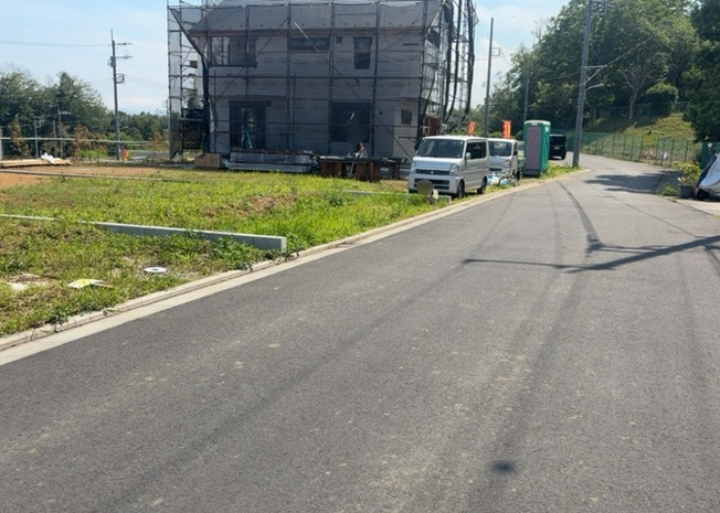 【外観】 | 家を建てる場合、方位は要チェックです。現実的に日当たりのよい家ならばリビングは南側、建築基準法でも北側に当たる家への配慮は求められています。土地を見学に行く際は、方位磁針を持って行くようにしましょう。