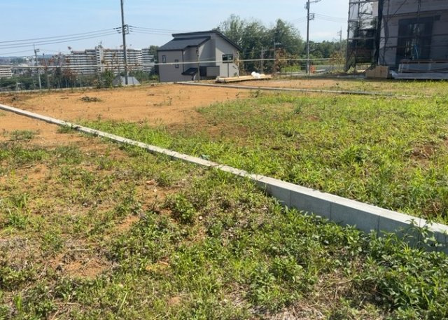 【外観】 | 土地を買う際、住む地域の自治体や福祉の補助制度にも注目してみましょう。子供や老人の医療補助やゴミ出しのルールなど、自治体によってルールに大きな違いがあるため、暮らしやすい土地で判断するとよいでしょう。