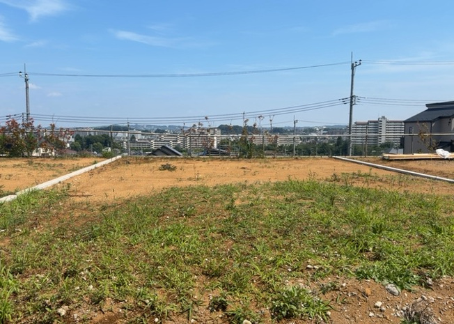 【外観】 | 土地の前の道路に消火栓が設置されていることがあります。この場合、道路交通法第45条第1項により、駐車禁止の場所が指定されています。そのため、車庫などの駐車スペースをつくることができない場合があります。