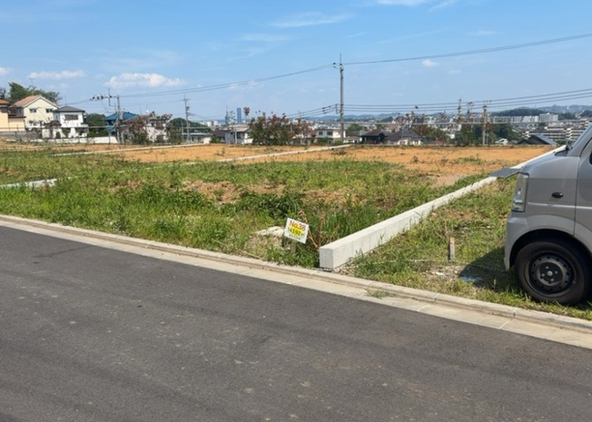 【外観】 | 現地に行くなら、物件の周囲の地形がどうなっているかを見ることも大切です。周辺より低くなっている土地では、大雨などで水が集まりやすいため、地盤が弱くなっているということも考えられるため、注意が必要です。
