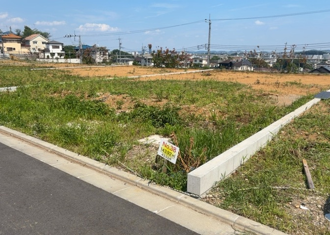 【外観】 | 隣家の土地はどうなっているのか、生活利便施設が近くにあるのか、学校まで近いかなど、お客様のライフスタイルにあわせたイメージが重要です。また、近くにあると困る施設が近くにないかも確認するといいでしょう。