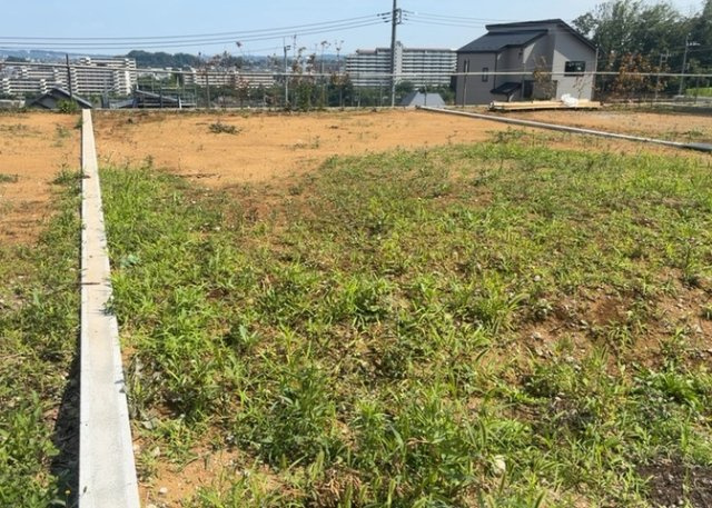 【外観】 | 人が暮らすうえで日光は大切な要素となります。日当たりの良さは譲れないポイントですね。併せて近くに大きな建築物の建築予定がないか、あるいはそれが可能な土地が近くにないか事前に確認することもお勧めします。
