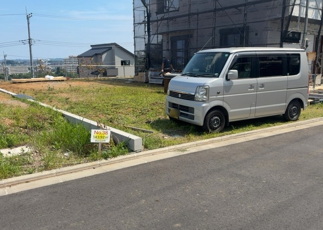 【外観】 | 現地に行くなら、物件の周囲の地形がどうなっているかを見ることも大切です。周辺より低くなっている土地では、大雨などで水が集まりやすいため、地盤が弱くなっているということも考えられるため、注意が必要です。