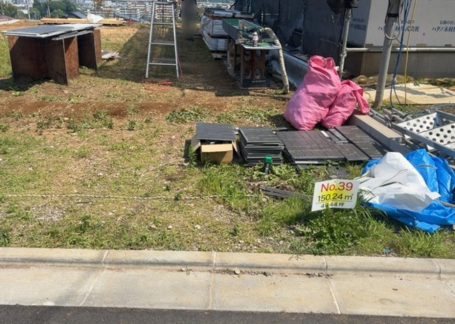【外観】 | 人が暮らすうえで日光は大切な要素となります。日当たりの良さは譲れないポイントですね。併せて近くに大きな建築物の建築予定がないか、あるいはそれが可能な土地が近くにないか事前に確認することもお勧めします。