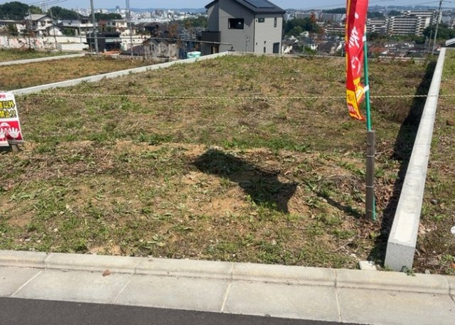【外観】 | 土地の形が極端に長細かったり、狭小地、あるいは道路との高低差がある傾斜地だった場合、後々売ろうとしても買い手がつかない場合もあります。後々、売却することになった時に価値の下がらない土地を選びましょう。
