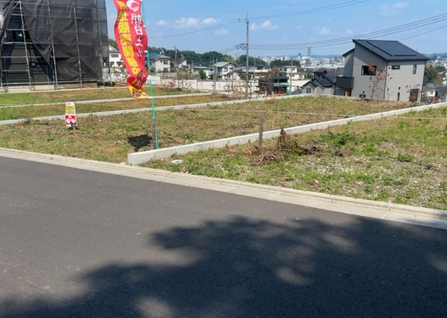 【外観】 | 家を建てる場合、方位は要チェックです。現実的に日当たりのよい家ならばリビングは南側、建築基準法でも北側に当たる家への配慮は求められています。土地を見学に行く際は、方位磁針を持って行くようにしましょう。