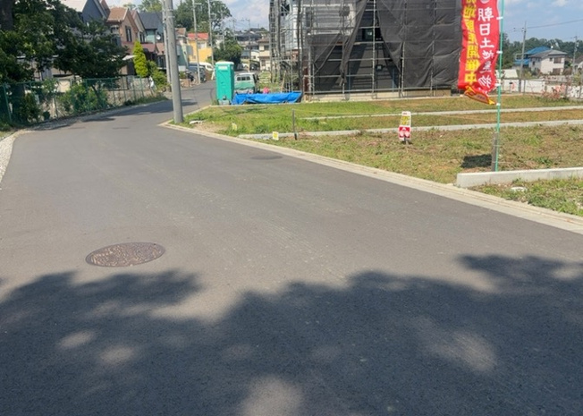 【外観】 | 土地を買う際、住む地域の自治体や福祉の補助制度にも注目してみましょう。子供や老人の医療補助やゴミ出しのルールなど、自治体によってルールに大きな違いがあるため、暮らしやすい土地で判断するとよいでしょう。