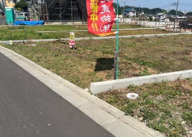【外観】 | 土地の前の道路に消火栓が設置されていることがあります。この場合、道路交通法第45条第1項により、駐車禁止の場所が指定されています。そのため、車庫などの駐車スペースをつくることができない場合があります。