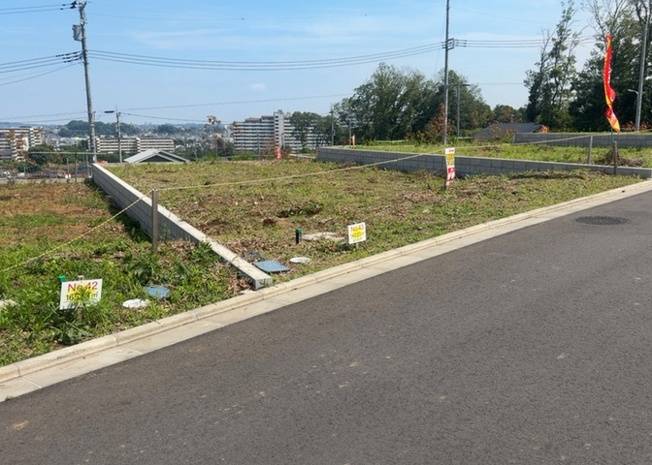 【外観】 | 現地に行くなら、物件の周囲の地形がどうなっているかを見ることも大切です。周辺より低くなっている土地では、大雨などで水が集まりやすいため、地盤が弱くなっているということも考えられるため、注意が必要です。