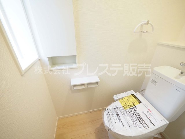 大和郡山市箕山町の新築一戸建 全６区画のトイレ|現地写真（６号地１階トイレ）温水洗浄便座を標準装備！