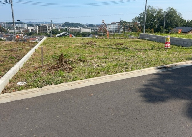 【外観】 | 土地の形が極端に長細かったり、狭小地、あるいは道路との高低差がある傾斜地だった場合、後々売ろうとしても買い手がつかない場合もあります。後々、売却することになった時に価値の下がらない土地を選びましょう。