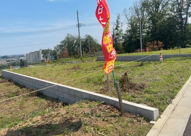 【外観】 | 土地の前の道路に消火栓が設置されていることがあります。この場合、道路交通法第45条第1項により、駐車禁止の場所が指定されています。そのため、車庫などの駐車スペースをつくることができない場合があります。