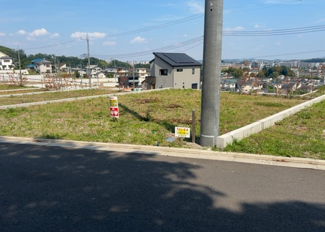 【外観】 | 現地に行くなら、物件の周囲の地形がどうなっているかを見ることも大切です。周辺より低くなっている土地では、大雨などで水が集まりやすいため、地盤が弱くなっているということも考えられるため、注意が必要です。