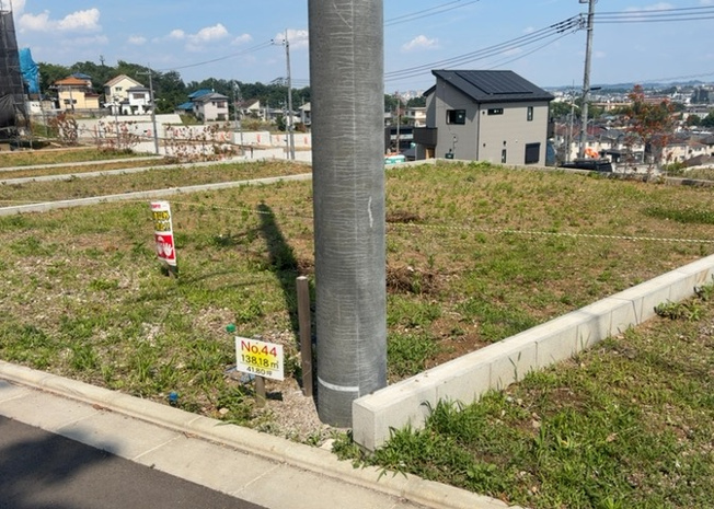 【外観】 | 隣家の土地はどうなっているのか、生活利便施設が近くにあるのか、学校まで近いかなど、お客様のライフスタイルにあわせたイメージが重要です。また、近くにあると困る施設が近くにないかも確認するといいでしょう。