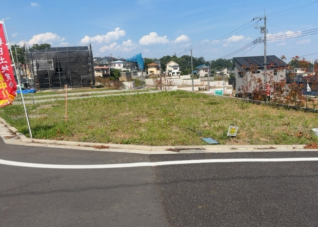 【外観】 | 隣家の土地はどうなっているのか、生活利便施設が近くにあるのか、学校まで近いかなど、お客様のライフスタイルにあわせたイメージが重要です。また、近くにあると困る施設が近くにないかも確認するといいでしょう。