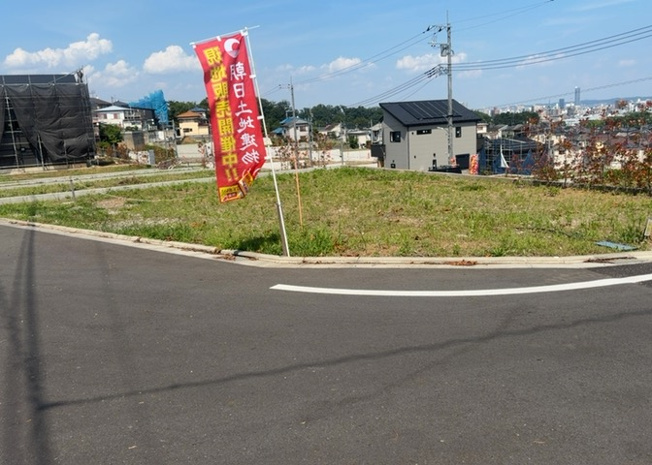 【外観】 | 土地購入を検討されている場合、境界杭がない状態で購入してしまうと境界確定測量をする必要があり、費用がかかります。購入の前に、売主、隣土地所有者立ち合いのもと境界を確定し境界杭を設置するのがベストです。